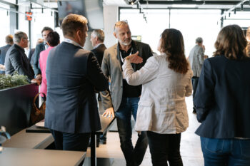 Menschen in Businesskleidung sprechen miteinander